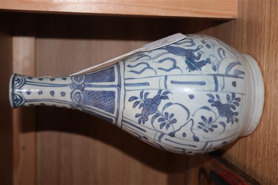 A Chinese blue and white kraak bottle vase, Wanli, Hatcher collection label height 27cm